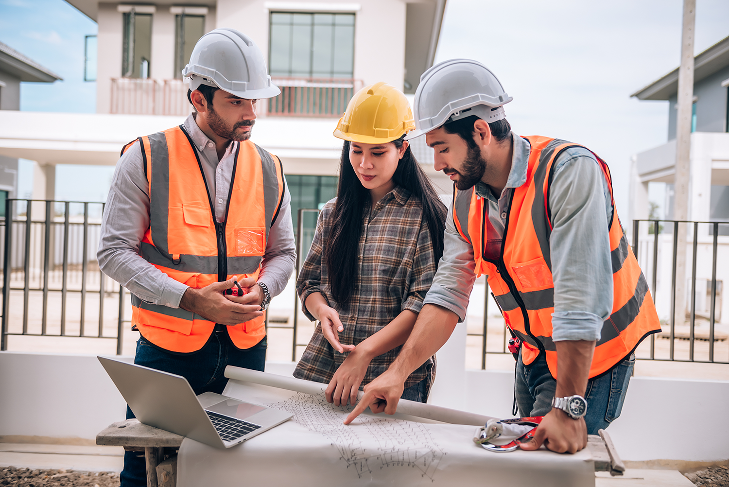 Profissionais discutindo aspectos técnicos de um imóvel em obra
